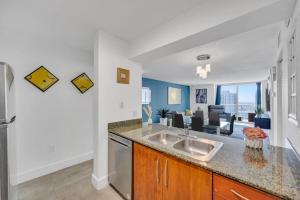 37th floor Amazing spacious unit with parking