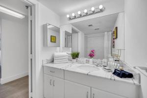 37th floor Amazing spacious unit with parking