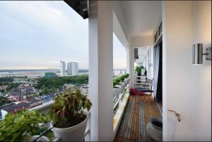 Lavish Retreat: Stylish & Scenic Penthouse
