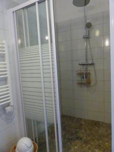 B&B / Chambres d'hotes Chambre d'hotes Logis de Saint Jean : Chambre Double Confort avec Douche