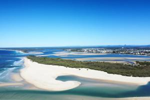 Spacious 3 Bedroom Delight - Shops & Beaches ZG1