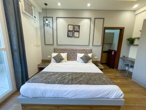 Serviced Luxury Suites with Kitchenette & Balcony at Sector 45