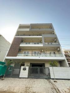 Serviced Luxury Suites with Kitchenette & Balcony at Sector 45