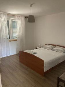 Apartman s kuhinjom i privatnom terasom u centru