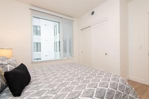 Comfy Apt with pool & hot tub in downtown LA 658