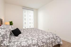 Comfy Apt with pool & hot tub in downtown LA 658