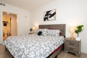 Comfy Apt with pool & hot tub in downtown LA 658