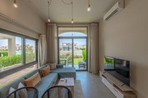 NEW! 2BR Duplex in Tawila, Gouna Private Jacuzzi, Garden, Lagoon & Pool