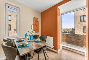 Sleek and Stylish 2 Bed with Garden and Parking