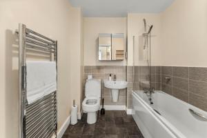 Sleek and Stylish 2 Bed with Garden and Parking