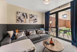 Sleek and Stylish 2 Bed with Garden and Parking