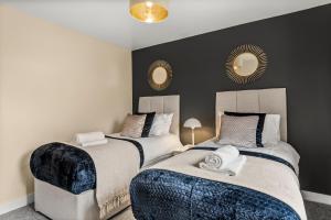 Sleek and Stylish 2 Bed with Garden and Parking