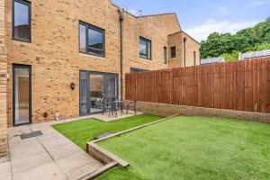 Sleek and Stylish 2 Bed with Garden and Parking