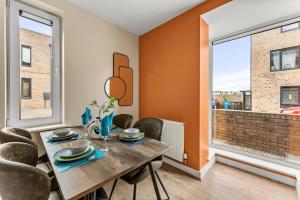Sleek and Stylish 2 Bed with Garden and Parking