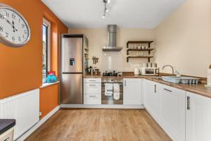 Sleek and Stylish 2 Bed with Garden and Parking