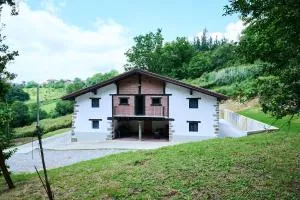 Ojangoiti with outlet for electric vehicle By Kabia Gestión - Basechetas