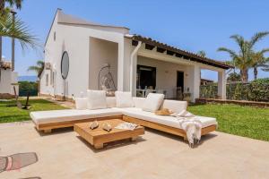 Posh villa with pool & jacuzzi