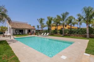 Posh villa with pool & jacuzzi