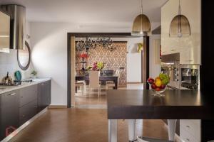 Posh villa with pool & jacuzzi