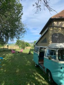 Maisons de vacances Nuit insolite Combi Volkswagen T2B campagne : photos des chambres