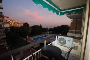 Luxurious 1 bed apartment with 5 pools & gardens.