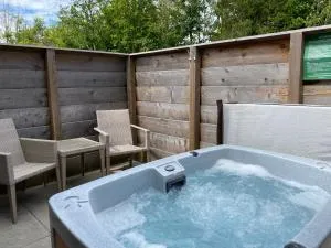Fox Lodge with Hot Tub - Luthrie