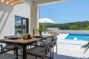 3-bedroom villa Pera with heated pool, 7km from beach