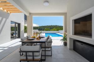 3-bedroom villa Pera with heated pool, 7km from beach