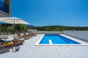 NEW! 3-bedroom villa Pera with heated pool, 7km from beach