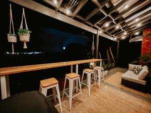 Valley View Home - Barrel Sauna, Woodfired Pizza Oven, Firepit, Kids Playset