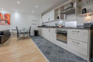 Modern TWO Bedroom Apartment Amazing Views Birmingham City Centre FREE Underground Parking