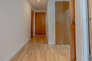 Modern TWO Bedroom Apartment Stunning Views Birmingham City Centre FREE Underground Parking