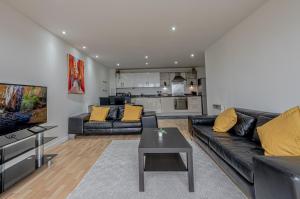 Modern TWO Bedroom Apartment Stunning Views Birmingham City Centre FREE Underground Parking