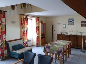 Maisons de vacances Gite Saint-Leonard-des-Bois, 4 pieces, 6 personnes - FR-1-410-140 : photos des chambres