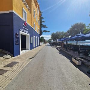 GRAND - Beachfront Rooms & Apartments