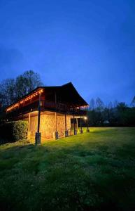 Spectacular MTNS Views with PRIVATE HOT TUB with Pool Table and Private Pond