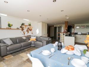 2 Dewars Farm Cottages