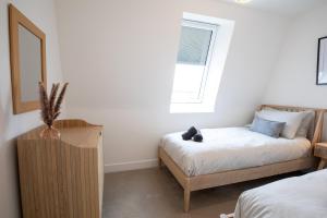 Ultra modern two bedroom & two bathroom apartment with free large parking