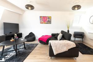 Ultra modern two bedroom & two bathroom apartment with free large parking
