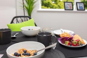Ultra modern two bedroom & two bathroom apartment with free large parking