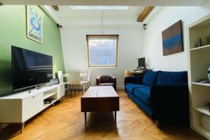 Bright duplex on the top floor - close to Opera