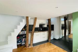 Bright duplex on the top floor - close to Opera