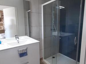 Longère rénovée avec charme, 5 chambres, grand jardin, proche du village, idéale pour 15 pers. - FR-1-410-355