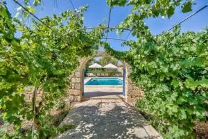 Casa Mezzodì' - Luxurious 18th C. Farmhouse with Gardens & Pool - Kerċem