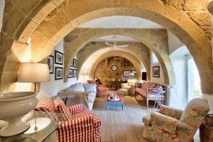 Casa Mezzodì - Luxurious 18th C. Farmhouse with Gardens & Pool