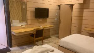 Dwarka Palace Luxury Rooms, Madurai - Trichy Bye Pass, Madurai