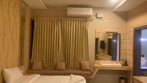 Dwarka Palace Luxury Rooms, Madurai - Trichy Bye Pass, Madurai