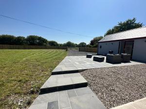 Beudy Howel, Stylish Barn Retreat near Laugharne with Garden & Parking