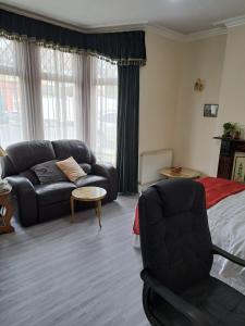 Luxury 5 bedroom home near London Seven Kings Train station- 5 Room, 6 bed and sleeps 8 guest