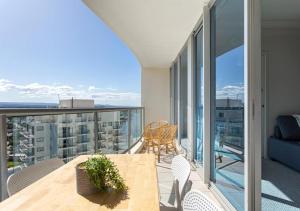 2 BDRM Towers of Chevron, 19th Floor Amazing View